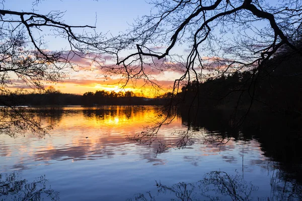 Puesta de sol en el lago en invierno —  Fotos de Stock