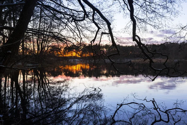 Pôr do sol no lago no inverno — Fotografia de Stock