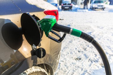Araba yedek benzin gaz istasyonu ile