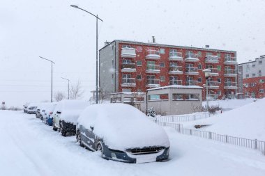 Arabalara kış kar yağışı ile karlı sokak 
