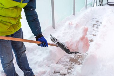 Gösterinin terasta kürekle adam