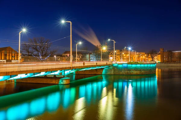 Brug over de Odra rivier in Wroclaw nachts — Stockfoto