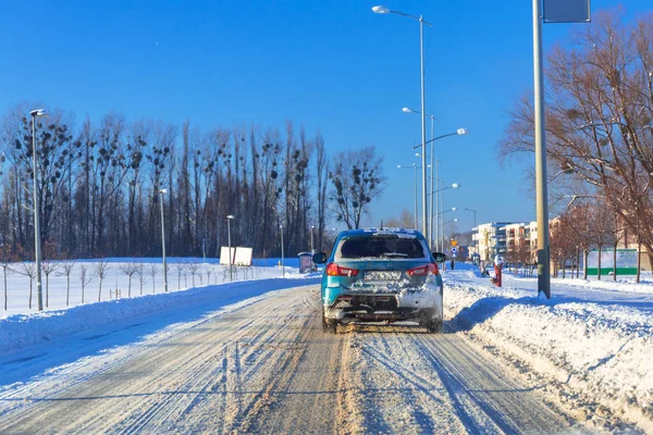 Estrada nevada após a queda de neve do inverno — Fotografia de Stock