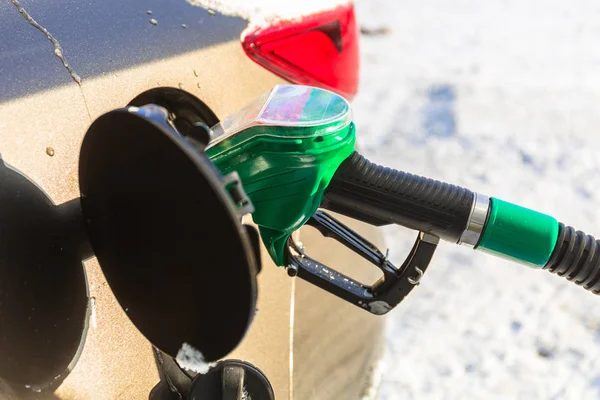 Bilpåfylling med bensin på bensinstasjonen – stockfoto