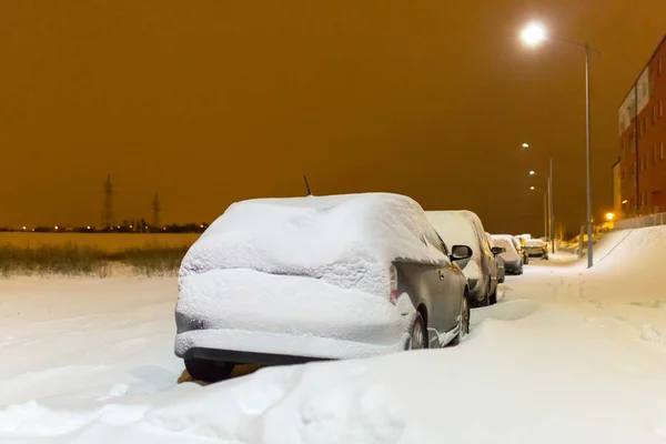 Снежная улица с автомобилями после зимнего снега — стоковое фото