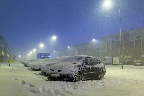 Снежная улица с автомобилями после зимнего снега — стоковое фото