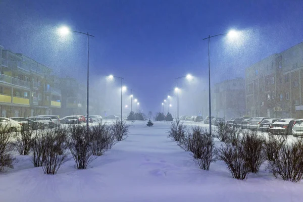 Snöig gata med bilar efter vinter snöfall — Stockfoto