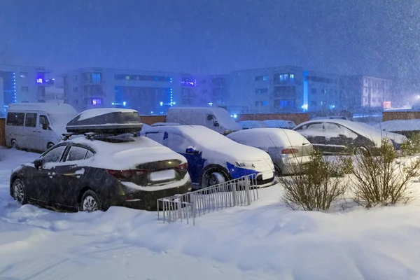 Rua nevada com carros após a neve de inverno — Fotografia de Stock