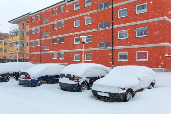 Снежная улица с автомобилями после зимнего снега — стоковое фото