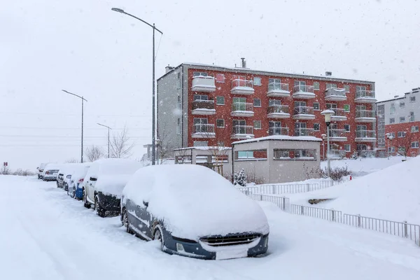 Snowy ulica z samochodami po śniegu zima — Zdjęcie stockowe