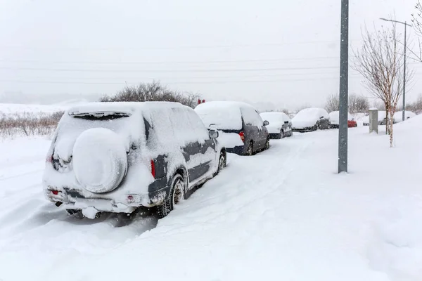 Snowy ulica z samochodami po śniegu zima — Zdjęcie stockowe