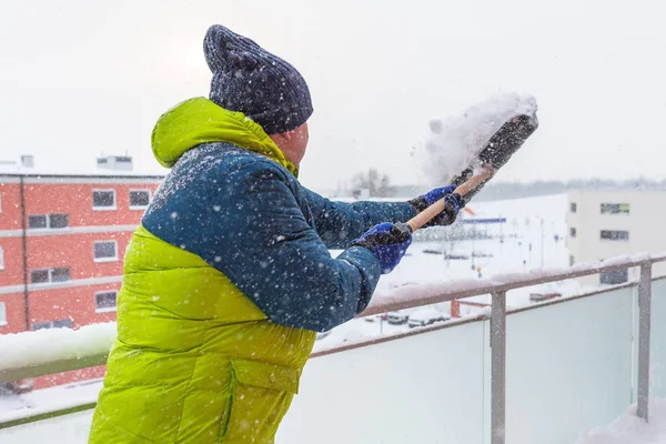 テラスでショーを雪かき男 — ストック写真