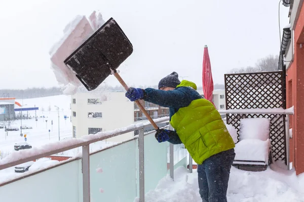 Homem limpando o show no terraço — Fotografia de Stock