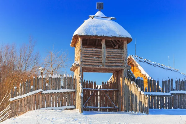 Antico villaggio di fabbrica commerciale in inverno — Foto Stock