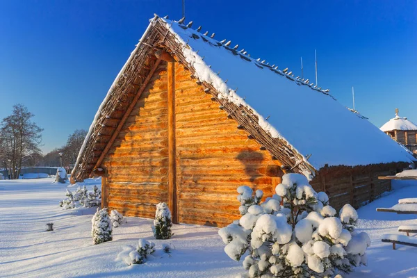 Starobylé obchodní továrna vesnice v zimě — Stock fotografie