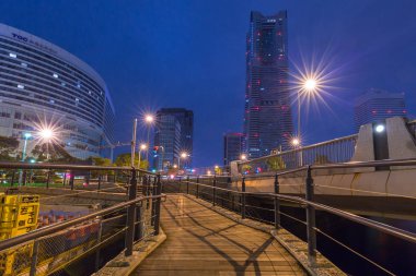 Yokohama bölgesinde Minato Mirai 21 gece mimarisi