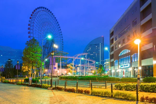 Arquitetura de Minato Mirai 21 distrito em Yokohama à noite — Fotografia de Stock