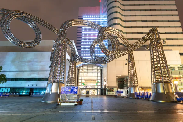 Arquitetura de Minato Mirai 21 distrito em Yokohama à noite — Fotografia de Stock