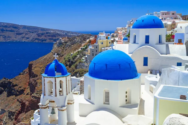 Bela cidade de Oia na ilha de Santorini — Fotografia de Stock