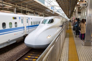 Tren istasyonu Yokohama, Japonya için gelen Shinkansen tren