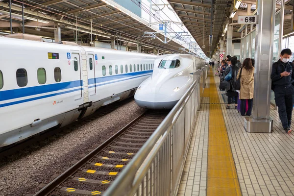 Shinkansen vlak přijíždí na vlakové nádraží v Yokohama, Japonsko — Stock fotografie