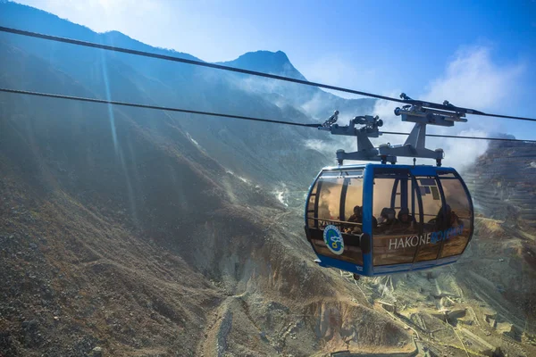 People traveling by aerial ropeway lift over volcanic valley of Owakudani, Japan — Stock Photo, Image