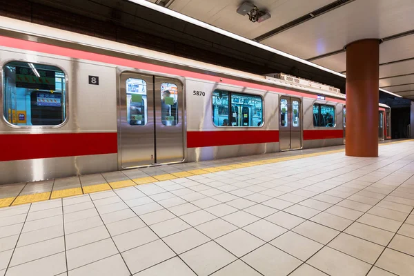 Metrostation der sehr beliebten städtischen U-Bahn in Yokohama, Japan — Stockfoto