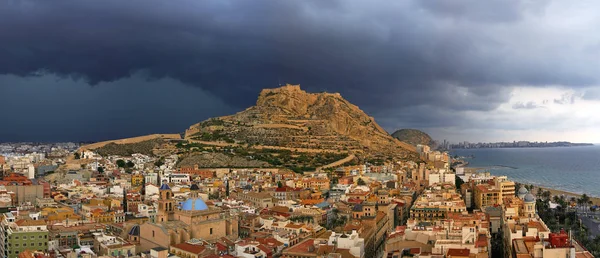 Alicante cidade e Castillo de Santa Barbara antes da tempestade — Fotografia de Stock