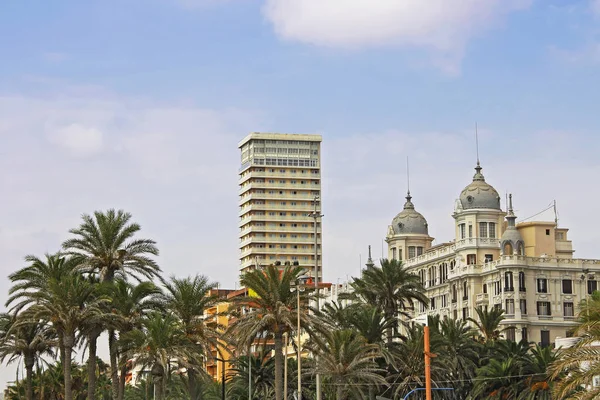 Alicante city i Castillo de Santa Barbara w słoneczny dzień — Zdjęcie stockowe