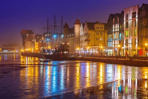 El casco antiguo de Gdansk en el río Motlawa — Foto de Stock