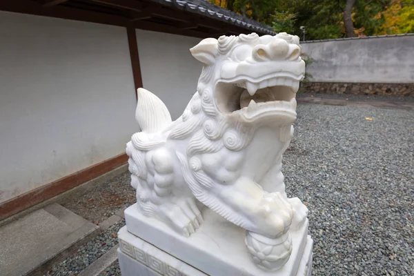 Statue of Guardian lion-dog in Kamakura — Stock Photo, Image