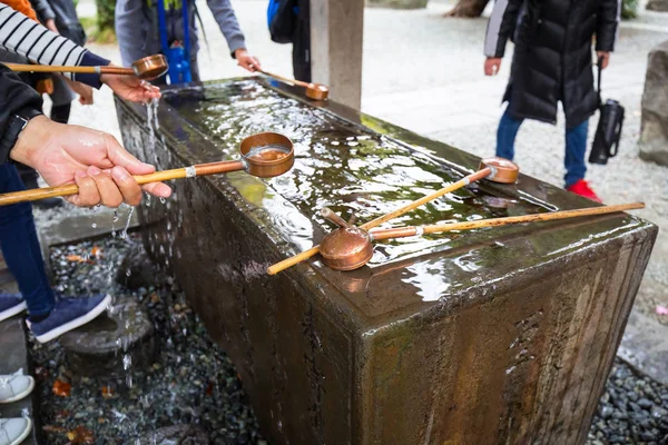 Purificación del agua en el templo budista — Foto de Stock