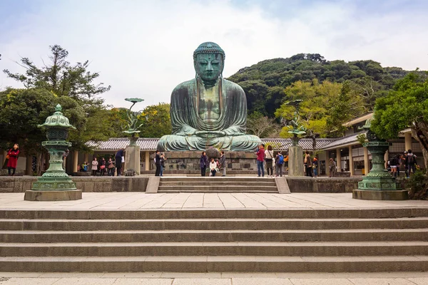 Turystów o posąg Buddy z Kamakura, Japonia — Zdjęcie stockowe