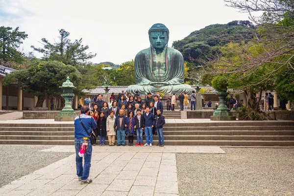 Tourists at statue of The Great Buddha of Kamakura, Japan — Stock Photo, Image