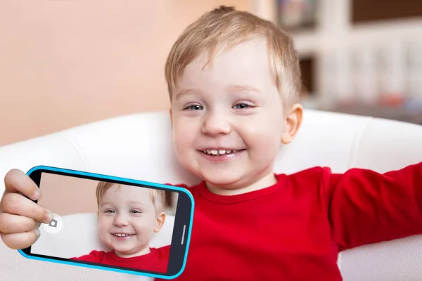 Kleiner Junge macht Selfie mit Handy — Stockfoto