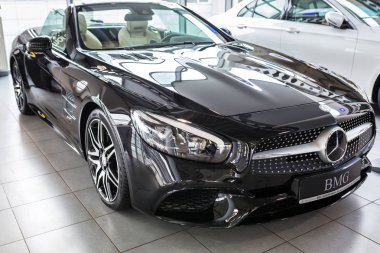 Mercedes C63 Amg cabrio araba showroom