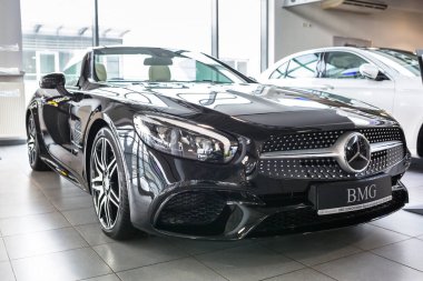 Mercedes C63 Amg cabrio araba showroom