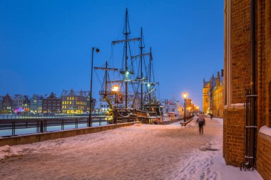 Eski kasaba Gdansk Motlawa River kışın, Polonya