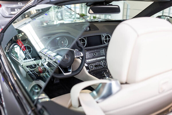 SL63 AMG cabrio в автосалоне
