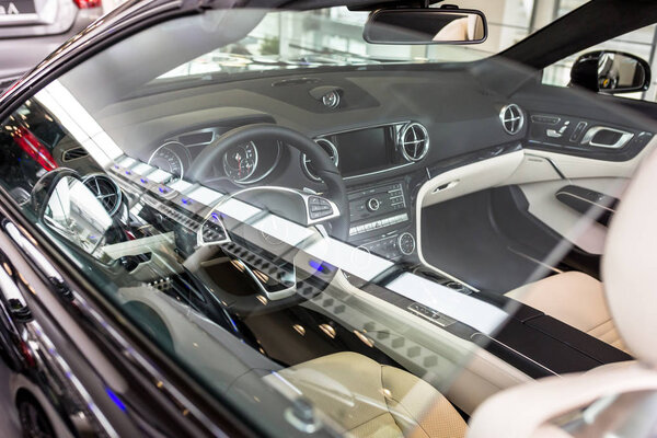 SL63 AMG cabrio в автосалоне
