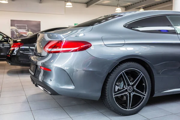 Mercedes C-klasse coupé dans le showroom de la voiture — Photo