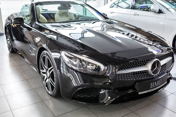 Mercedes SL63 AMG cabrio en la sala de exposición de coches — Foto de Stock