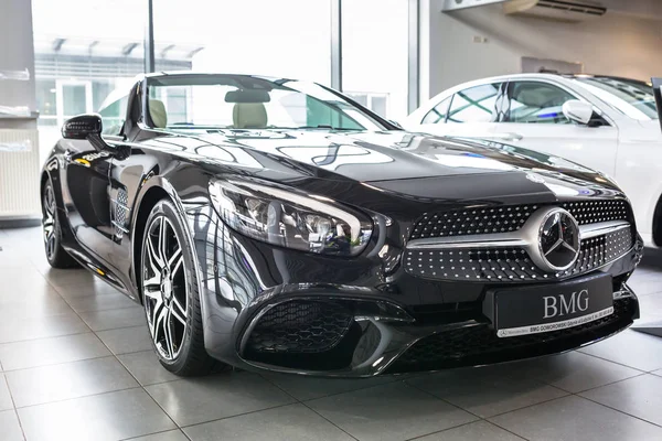 Mercedes SL63 AMG cabrio autossa näyttelytilassa — kuvapankkivalokuva