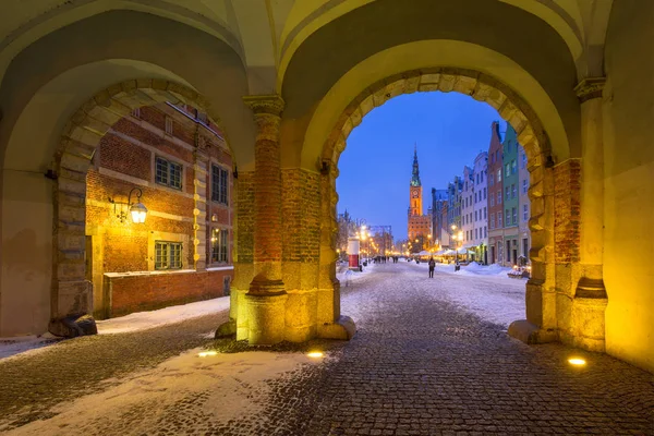 Largo camino en el casco antiguo de Gdansk, Polonia —  Fotos de Stock