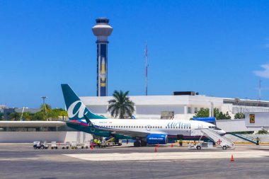 Meksika'da Cancun Uluslararası Havaalanı pist üzerinde uçaklar