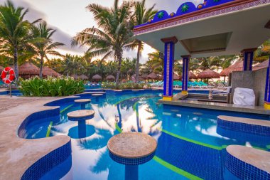 Bir Playa del Carmen Riu Yucatan otelin lüks yüzme havuzunda barda