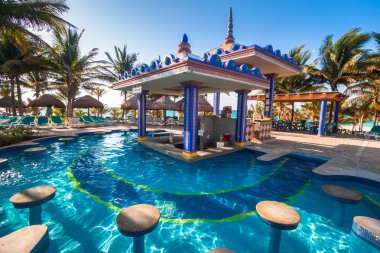 Bir Playa del Carmen Riu Yucatan otelin lüks yüzme havuzunda barda