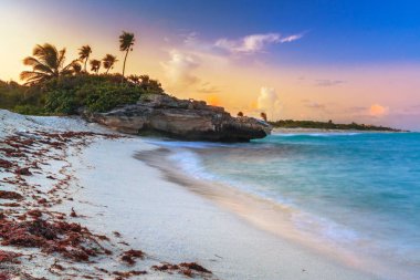 Bir Playa del Carmen sahilde günbatımı