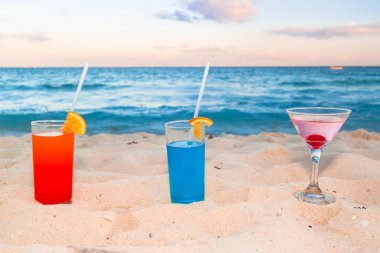 Karayip plaj tropikal içecekler