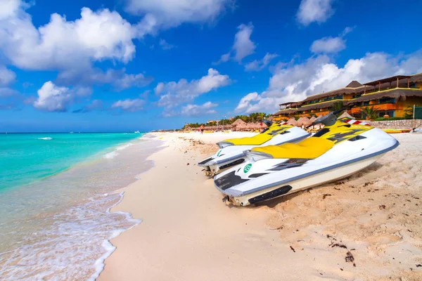 Jet ski en alquiler en la playa de Playacar en el Mar Caribe de México — Foto de Stock